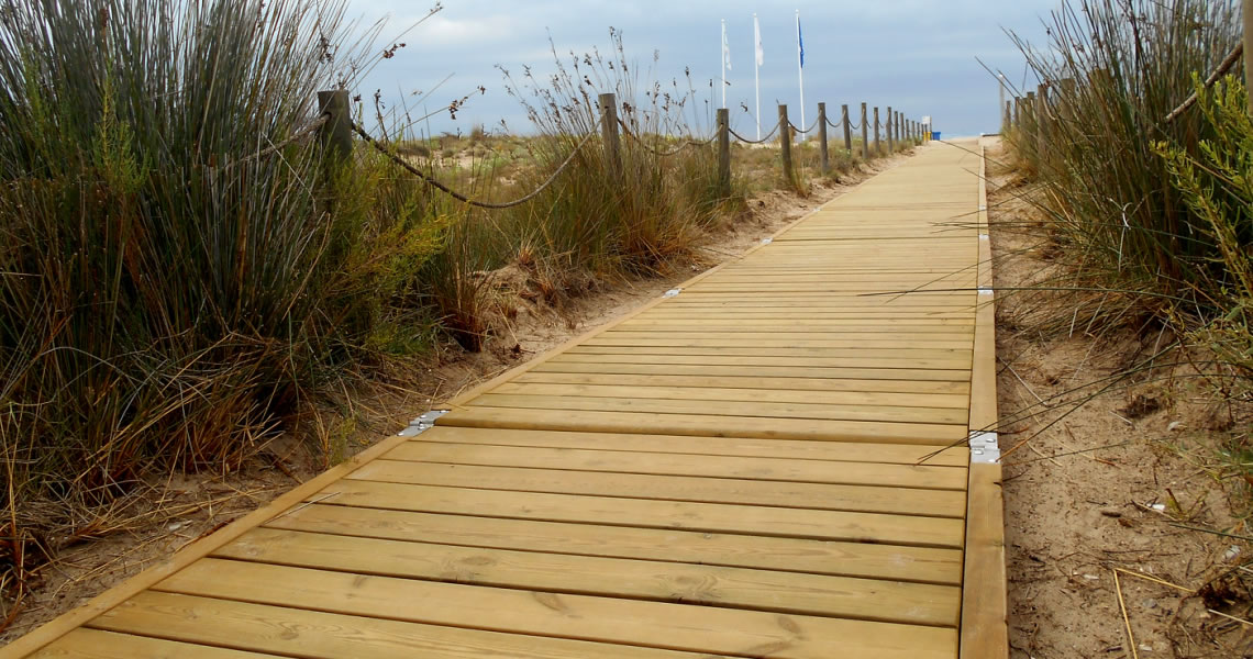 Pasarela de madera para playas