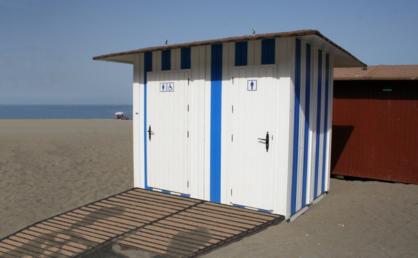 WC de madera para playas. Modelo Rhodas